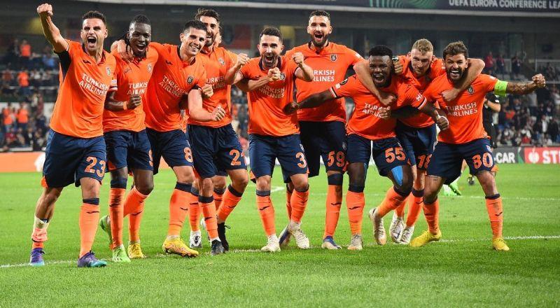 Emre Belözoğlu yönetiminde yeni bir döneme giriş yapan Medipol Başakşehir, futbolundaki istikrarı ile dikkatleri üzerine çekiyor. İstanbul temsilcisi, ligin ilk 7 haftasında çıktığı 6 maçta kalesinde gol görmezken, bu başarının sırrı ise merak konusu oldu. İşte Medipol Başakşehirli futbolcuların öne çıkan istatistikleri...